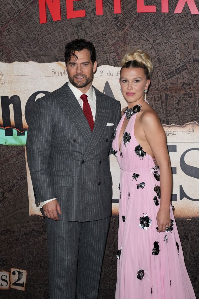 Zvijezda Stranger Thingsa o odnosu s 21 godinu starijim Cavillom: Strog je sa mnom