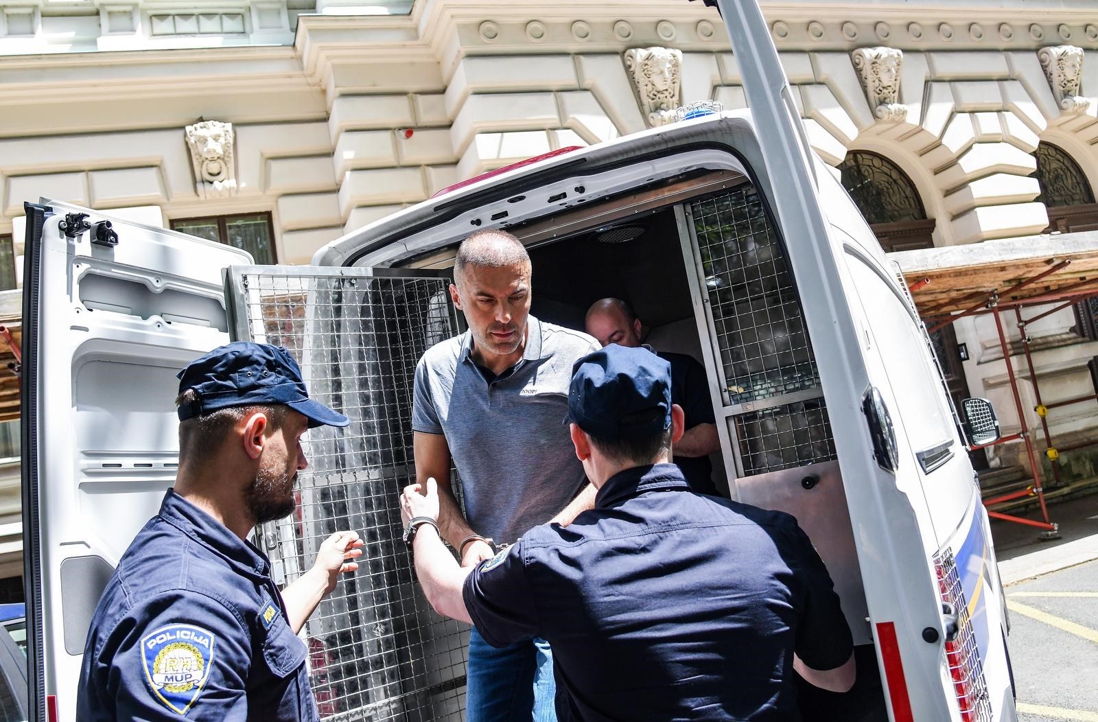 Šefa iz Porezne uprave buba u autu snimila kako uzima mito. "Priznajem, uzeo sam ga"