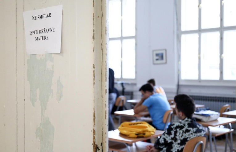 Manje sankcije za učenike koje zateknu s mobitelom na državnoj maturi