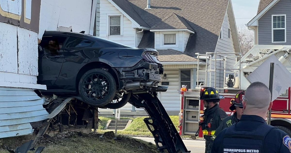 Loš start nove godine: Mustangom poletio i zabio se u kuću
