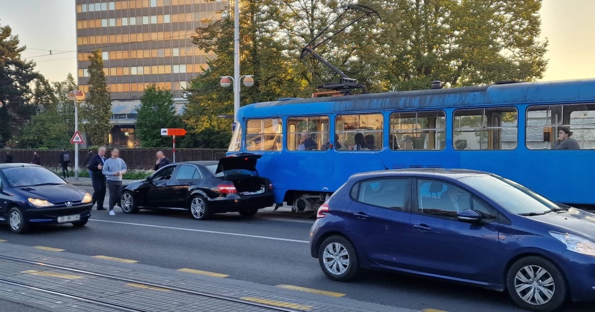 FOTO Sudar tramvaja i Mercedesa u zagrebačkoj Savskoj, nastala golema gužva