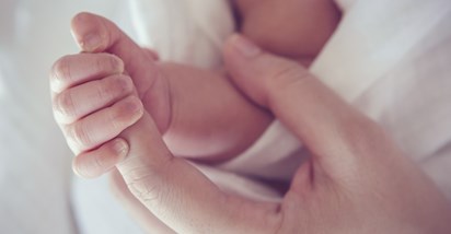 Žena rodila dijete nakon što se umjetno oplodila kod kuće