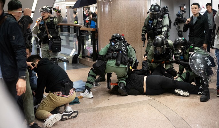 Interventna policija zatvorila trgovački centar u Hong Kongu zbog prosvjednika