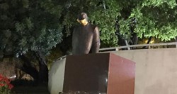 Tuđmanovom kipu u Splitu stavili Kerumovu vrećicu i zapalili svijeće za groblje