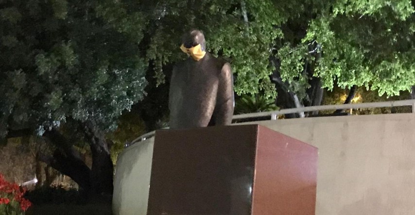 Tuđmanovom kipu u Splitu stavili Kerumovu vrećicu i zapalili svijeće za groblje