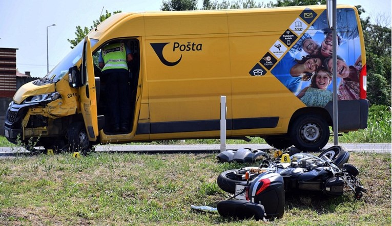 U sudaru kombija Hrvatske pošte i motora u Slavonskom Brodu jedna osoba poginula