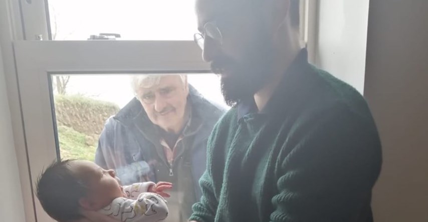 Prizor koji slama srce: Djed upoznao svog unuka tijekom izolacije