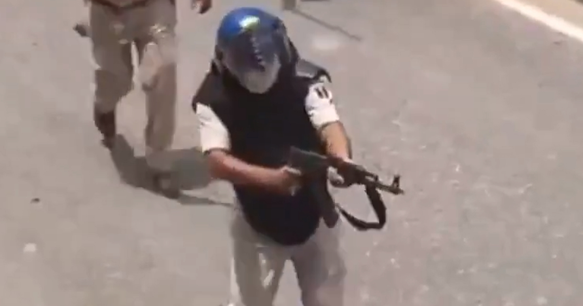VIDEO Policajac suspendiran jer je pucao iz AK-47 na studente u Indiji