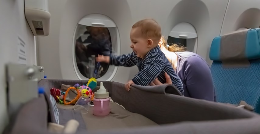 Čovjek se razbjesnio jer su mu promijenili sjedala u avionu zbog majke s bebom