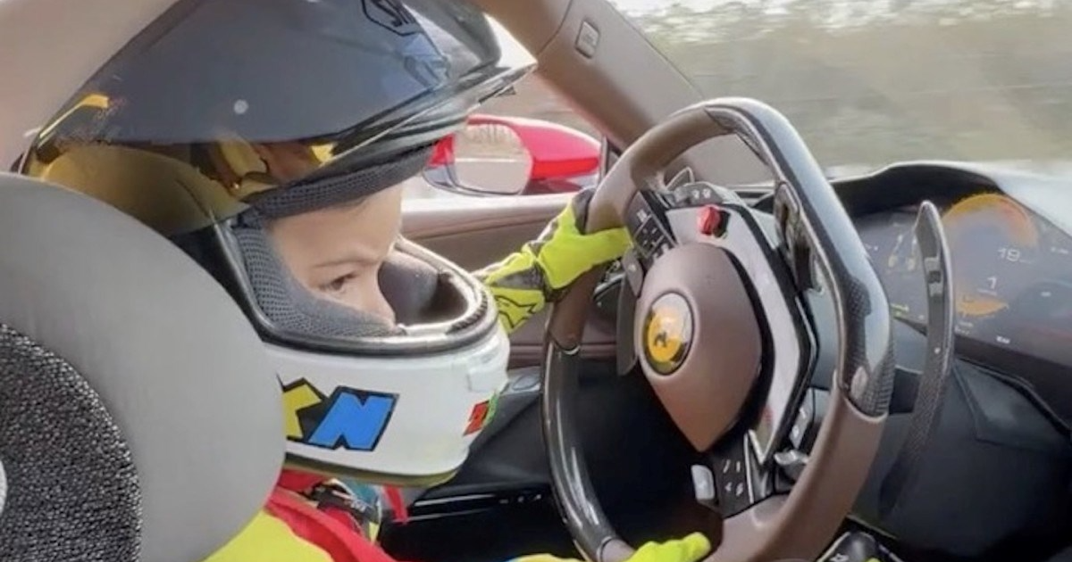 VIDEO Pogledajte što trogodišnjak radi u Ferrariju od tisuću konja