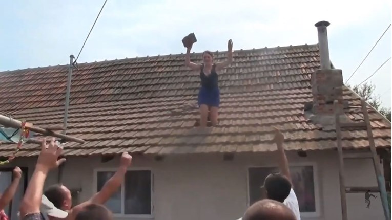 VIDEO Kuma se na svadbi popela na krov i uz trubače lomila crjepove