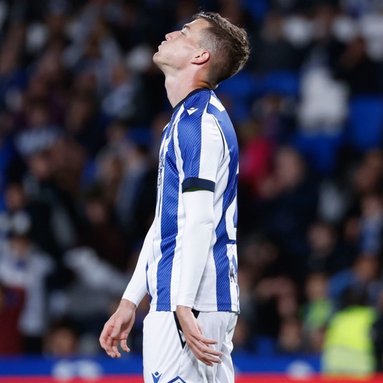 Bio je najbolji igrač kluba. Sad sjedi na klupi i visi mu nastup s Hrvatskom na SP-u