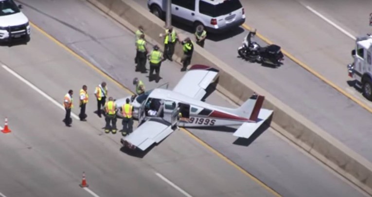 VIDEO Manji avion sletio na autocestu u SAD-u, ozlijeđeno četvero ljudi