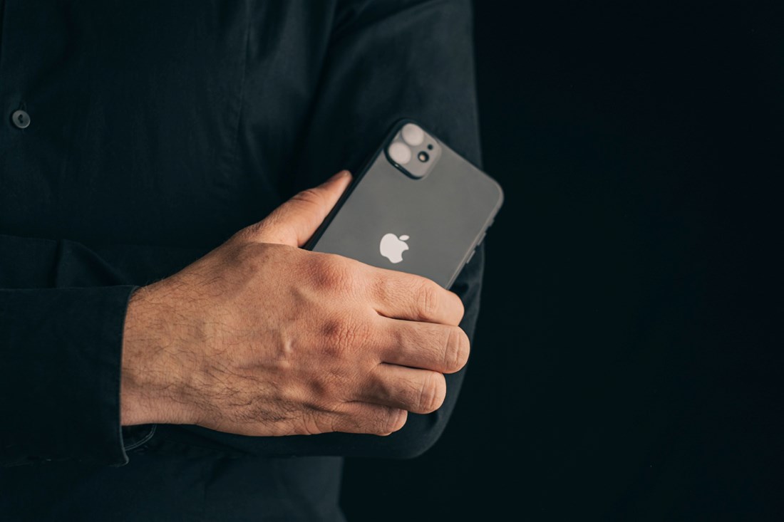 iPhone Fold mogao bi imati šarku od tekućeg metala i kućište od titana