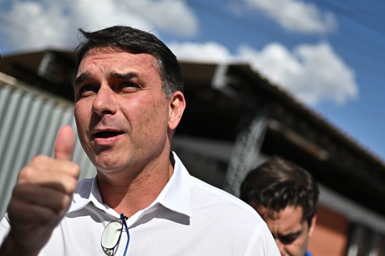 Bolsonaro pri kratkom izlasku iz zatvora podržao sina za budućeg predsjednika Brazila