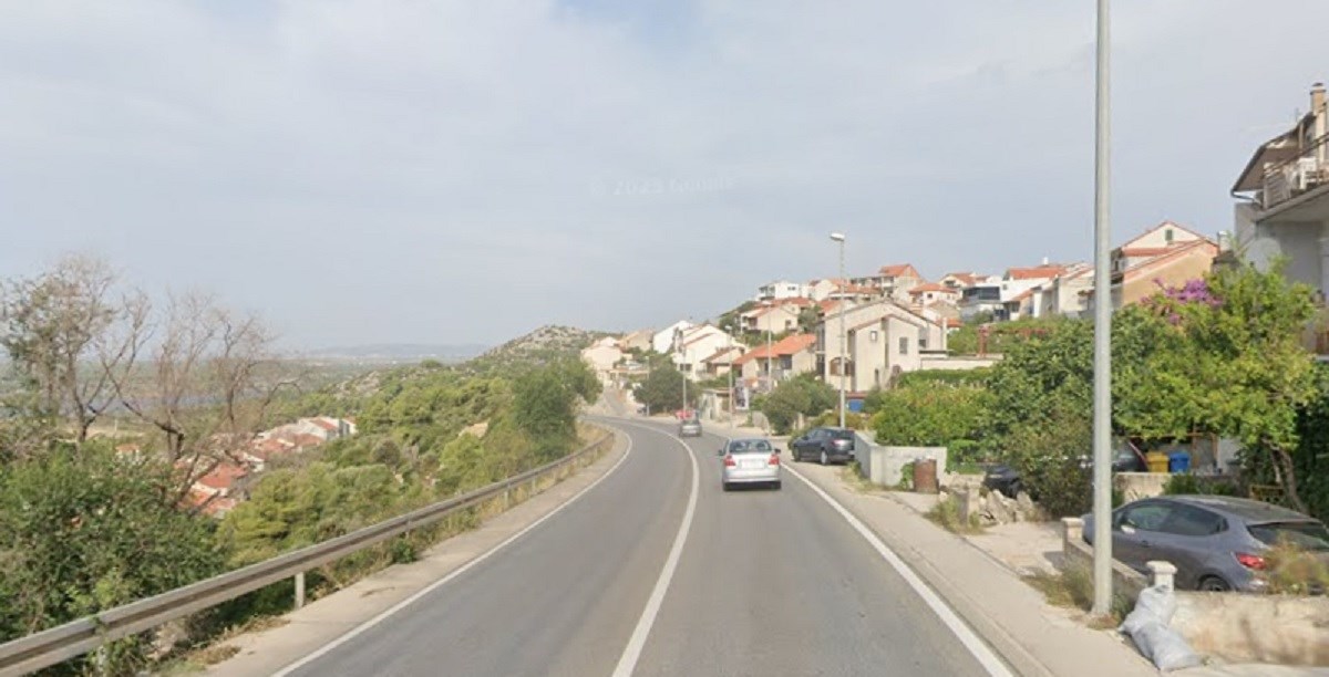 Auto se prevrnuo na krov kod Šibenika, vozač pobjegao. Ozlijeđeno dvoje mladih