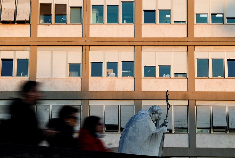 Papa Franjo je puna tri tjedna u bolnici. Stigle nove informacije o njegovom stanju