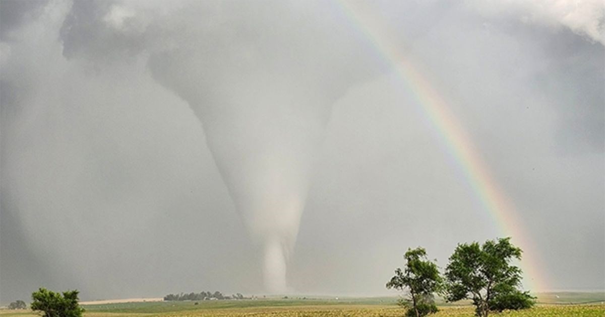 VIDEO U SAD-u snimljen trenutak kada tornado prolazi pokraj duge