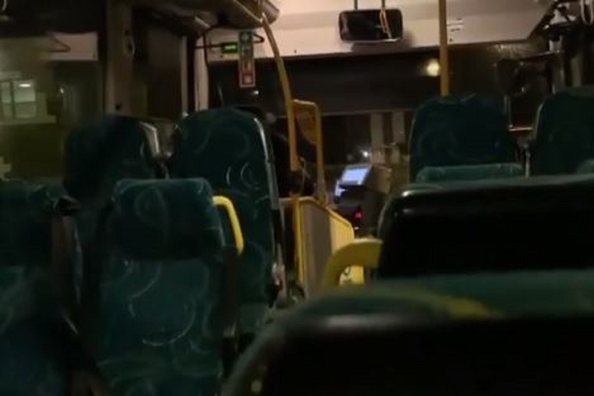 Vozač mislio da je sam u autobusu, putnik ga snimio i video je postao hit