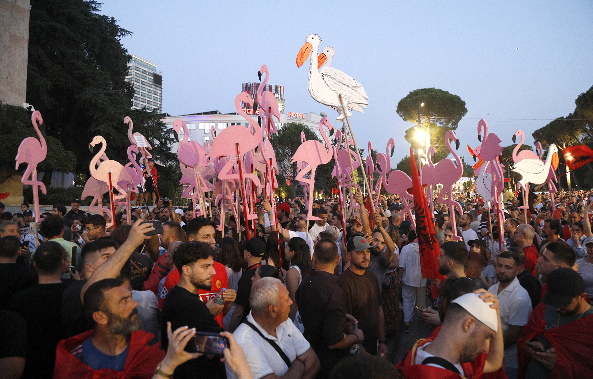 "Flamingo revolucija": Albanci 100 dana prosvjeduju protiv projekta Trumpovog zeta