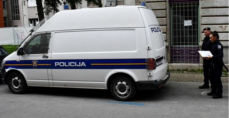 Htio opljačkati kladionicu pa upucao sam sebe. Došao na Hitnu, pozvali mu policiju