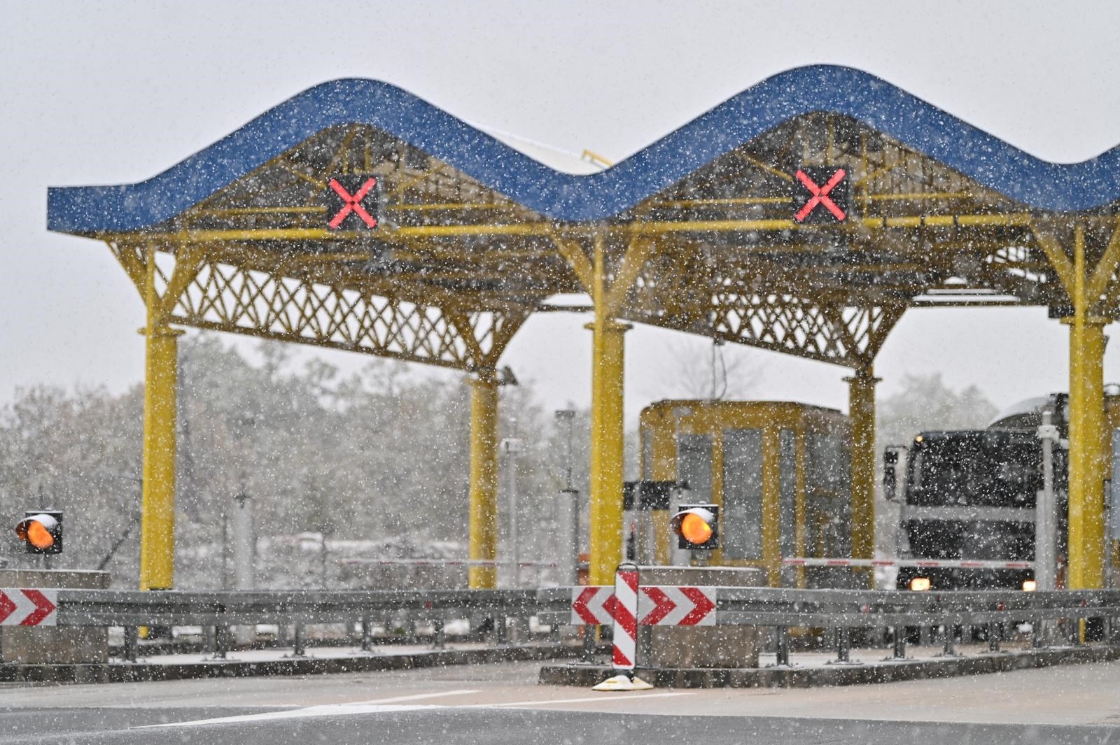 Stižu obilne kiše s grmljavinom i snijeg. Upaljen meteoalarm