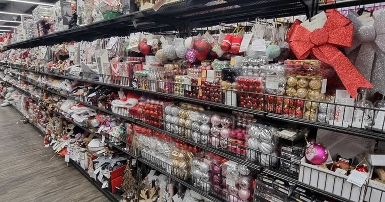 U zagrebačkim trgovinama zavladala božićna ludnica, pogledajte fotke