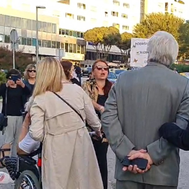 U Splitu pred bolnicom urlali "sotone", hvatali liječnike za ruke. Policija istražuje
