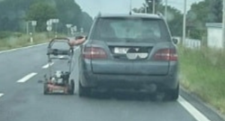 Nesvakidašnji prizor na cesti: Tip kod Slatine istovremeno vozio automobil i kosilicu