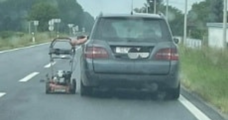 Nesvakidašnji prizor na cesti: Tip kod Slatine istovremeno vozio automobil i kosilicu