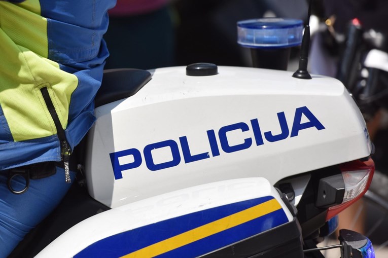 Policajci u Istri zaustavili auto i tražili dokumente, muškarci ih počeli tući