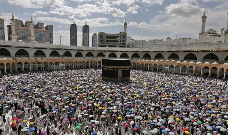 Cijepljeni vjernici u Velikoj džamiji u Meki molili bez razmaka, ublažene su mjere