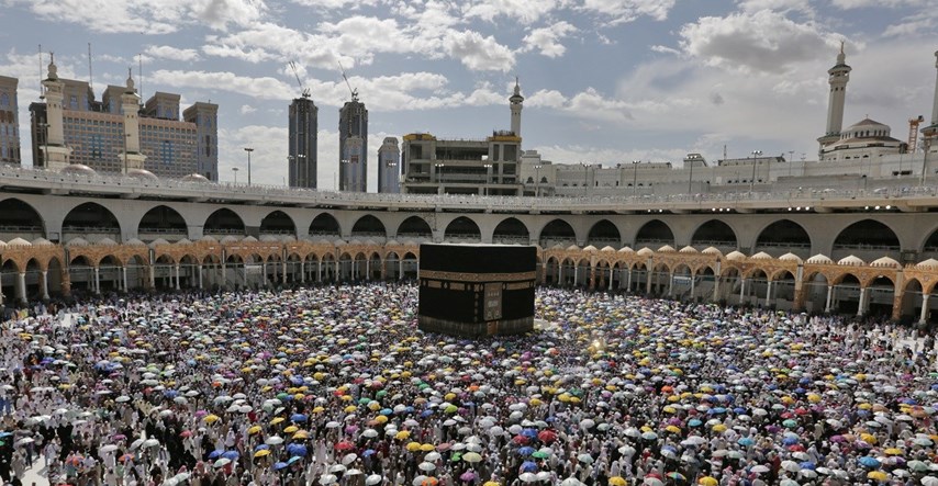 Cijepljeni vjernici u Velikoj džamiji u Meki molili bez razmaka, ublažene su mjere