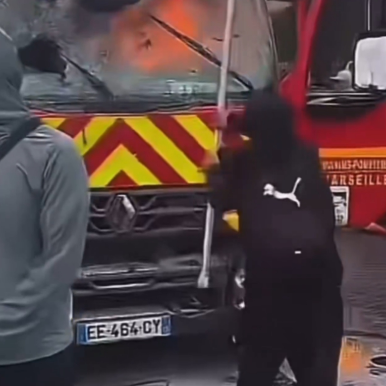VIDEO Prosvjedi u Francuskoj. Ravnatelja polili benzinom, vatrogasno vozilo zapalili