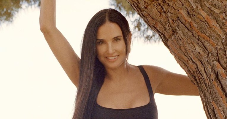 Demi Moore pozirala u bikiniju i pokazala zavidnu figuru u šestom desetljeću života