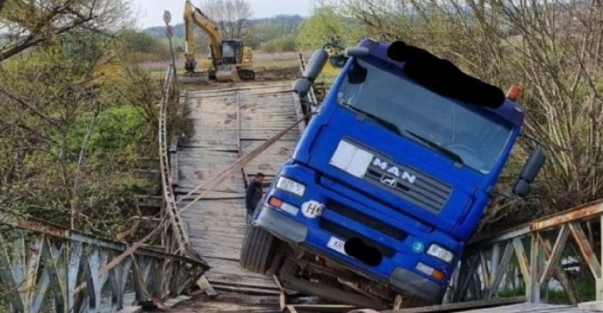 FOTO Kamion propao kroz drveni most iznad rijeke Krapine