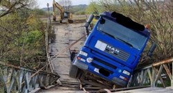 FOTO Kamion propao kroz drveni most iznad rijeke Krapine