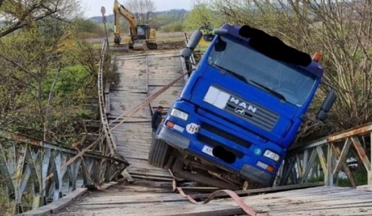FOTO Natovareni kamion pokušao prijeći drveni most iznad rijeke Krapine. Propao je