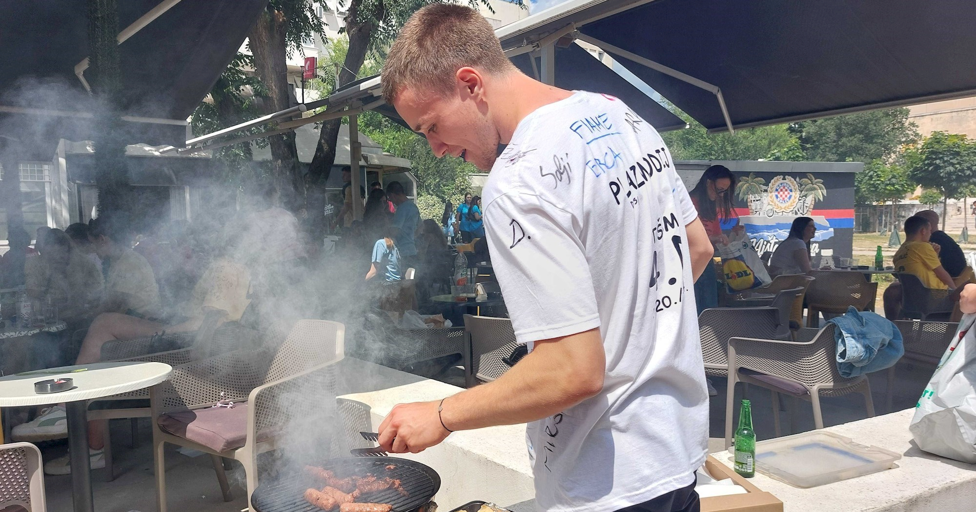 Maturant u Splitu peče roštilj za ekipu