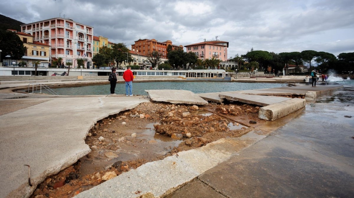 FOTO Olujno jugo i valovi razbili betonsku plažu u Opatiji