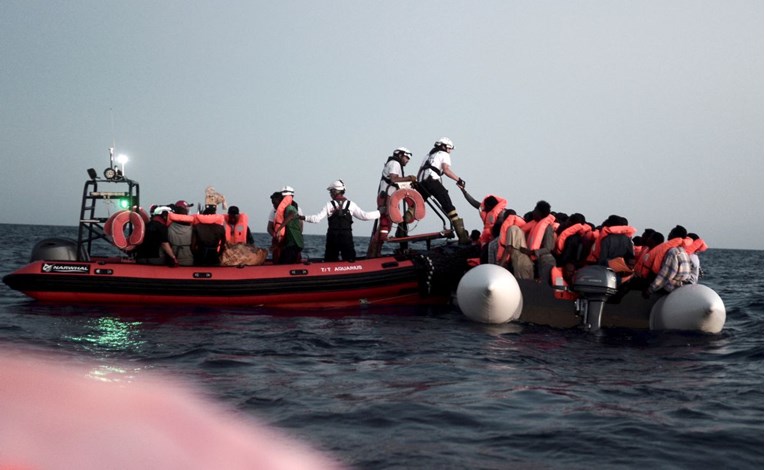 Francuska će preuzeti dio migranata s broda koji danima pluta na Mediteranu