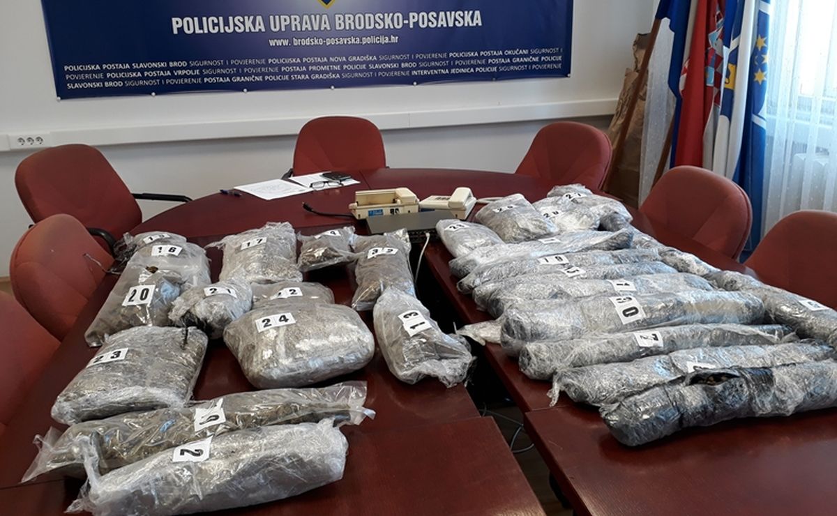 Autom pokušala u Hrvatsku unijeti više od 10 kilograma marihuane