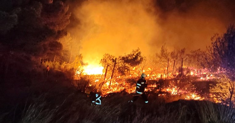 Vatrogasci zaustavili požar koji se širio prema Zlatnom ratu