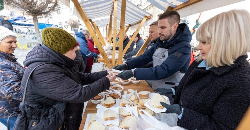 Osječki gradonačelnik sa suradnicima podijelio 2.000 porcija ribljeg paprikaša