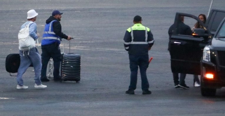 Brad Pitt i 30 godina mlađa cura viđeni na aerodromu. Vratili se s romantičnog odmora