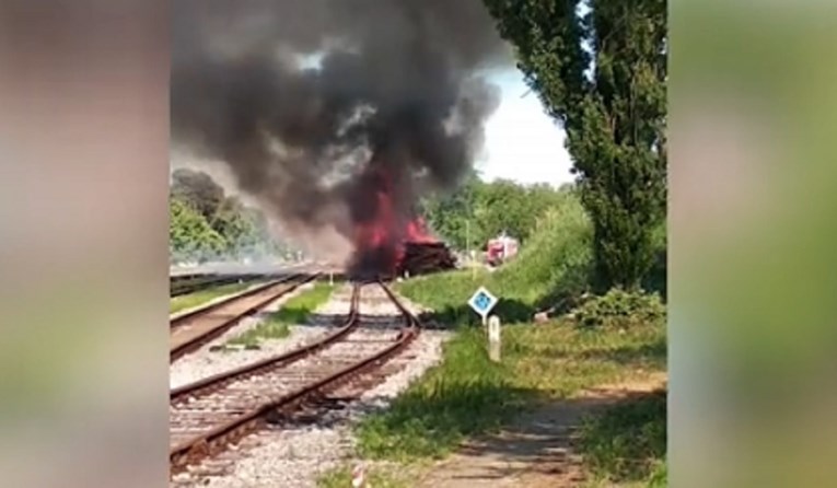 U Borovu Naselju izbio požar, gore željeznički pragovi