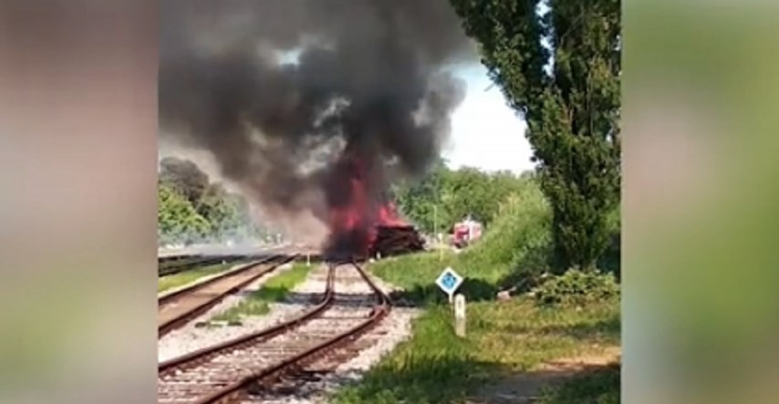 Požar uz željezničku prugu u Borovu Naselju