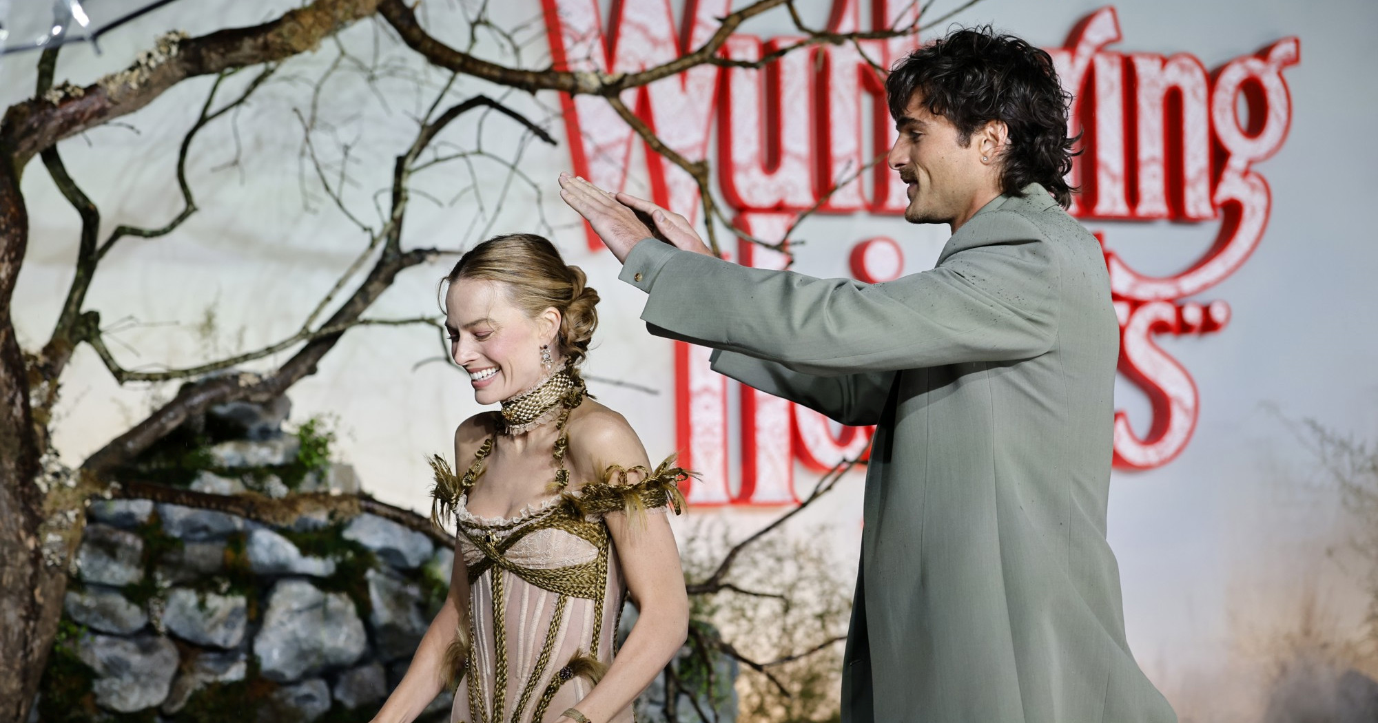 Jacob Elordi štitio Margot Robbie od kiše na premijeri filma, video oduševio fanove