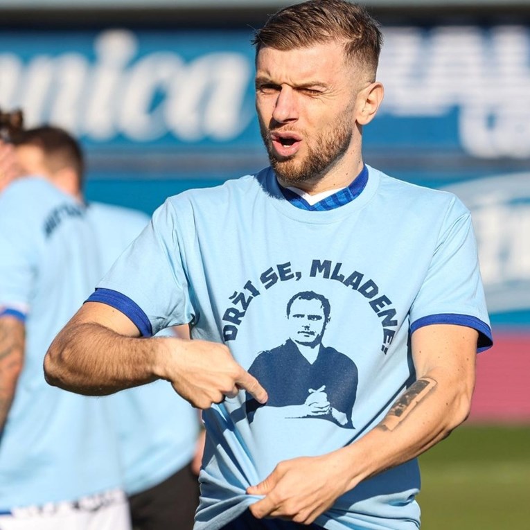 Igrači Dinama i Hajduka izašli u majicama podrške bolesnoj ikoni SHNL-a