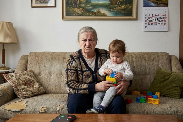 Baka odlučila naplaćivati čuvanje unuke: "Kći me iskorištava kao besplatnu dadilju"